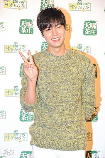 李敏鎬工作繁多坐飛機多過坐的士，但昨日在港出席活動時依然精神奕奕，笑容滿臉，相信跟他平時注重健康有關。（攝影﹕鍾偉茵）李敏鎬會上表情多多，不時像小孩子般扁嘴及嘟嘴賣萌，跟他在劇集中的型爆樣子十分不同。（攝影﹕鍾偉茵）（攝影﹕鍾偉茵）「長腿Oppa」李敏鎬為遷就扮水果的可愛小孩子高度，不介意屈身合影。（攝影﹕鍾偉茵）記者會後李敏鎬連番用即學的廣東話「辛苦晒！」感謝傳媒。（攝影﹕鍾偉茵）