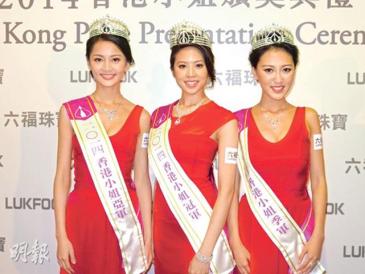 亞軍王卓淇（左起）、冠軍邵珮詩及季軍何艷娟近日馬不停蹄領獎品。（攝影/記者：楊安莉）