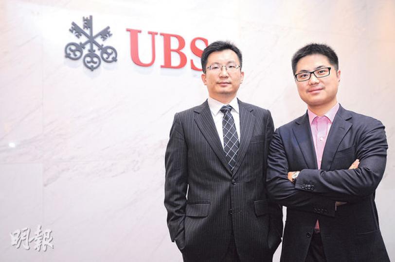 瑞銀證券首席策略分析師陳李（右）相信，滬港通實行一兩年後，其額度會用盡，加上QFII和RQFII的使用率也會同步提升，海外投資者可持有9000億元人民幣的股票市值，這對股市有很大的刺激作用。左為瑞銀證券H股策略分析師陸文杰。（胡景禧攝）