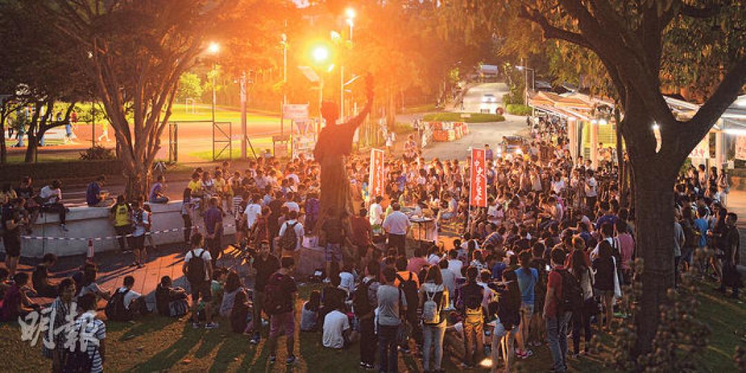 中大學生會昨午在校內民主女像之下，就籌備罷課舉行集會，學生會會長張秀賢說，早前準備的3000條代表民主的黃絲帶已全部派出，反映學生對罷課反應不俗。他說目前校內有超過20名學者表態支持罷課，並會為學生安排補課。（鄧宗弘攝）中大學生會在校園舉行集會宣揚罷課信息，學生代表向出席同學派發黃絲帶籲戴上，反對人大常委會的政改決定。（鄧宗弘攝）港大學生會昨發表題為〈行義遵道，匡救香港〉的罷課宣言，希望本着赤子之心，以罷課引領市民正視社會議題，推動民主進程。（李紹昌攝）