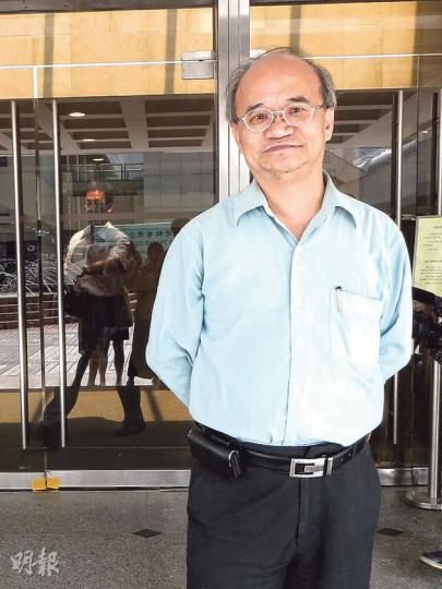 法官昨提醒雷競斌（圖）他尚未完成作供，不應與他人討論相關內容，雷笑說任職記者多年，意指他熟悉規矩。他在庭外又指自己是退休人士，目前正在休息。（陳倢朗攝）
