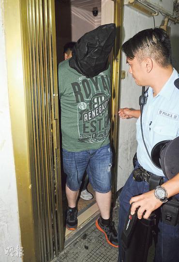 25歲外籍青年在香檳大廈劏房鳳樓尋歡後企圖偷回肉金，最終被捕帶署。（蔡方山攝）