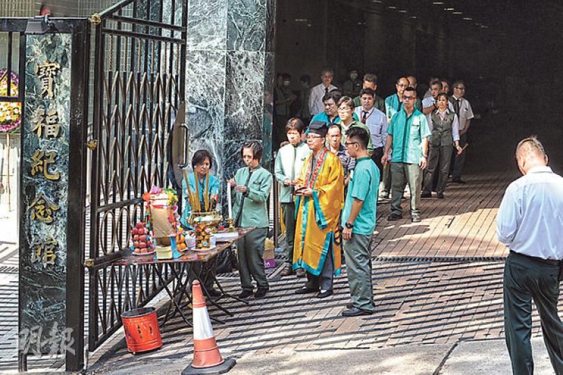 寶福紀念館總廚在工作期間跳樓身亡，館內逾50名員工在現場拜祭。（衛永康攝）
