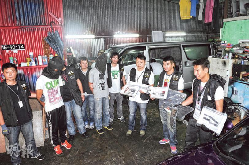 O記探員在八鄉一車房外埋伏，終拘捕兩名偷車賊（戴頭套者），起回一輛報失客貨車（後）及檢獲多件偷車工具，相信行動瓦解了一個專門偷取新款輕型貨車、活躍新界北的偷車集團。（蔡方山攝）