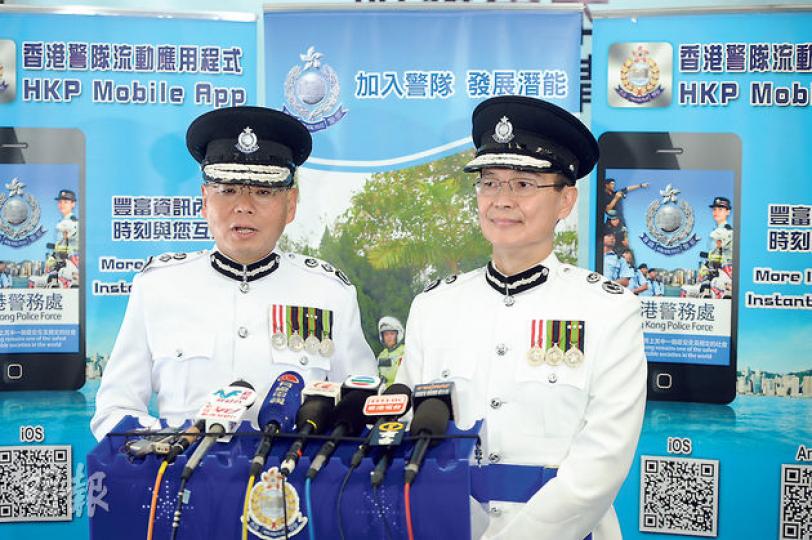警察學院昨舉行結業禮，本月中退休的副警務處長馬維騄（右）主持檢閱儀式，他勉勵警員只要按法律誠實執法，毋須怕人不喜歡。左為警務處長曾偉雄。（胡景禧攝）