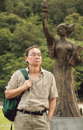 多番邀請下，吳錦祥終於願意拍照，他更主動建議在中大的民主女神像前留影，「因為無六四，我係唔會返香港」。（余俊亮攝）（明報製圖）