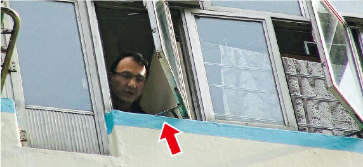 探員到油麻地墮樓女童的寓所調查，發現屋內有窗戶沒裝窗花，事發時正趟開，懷疑女童從掛衣架爬到窗口（箭嘴示）張望時墮樓亡。（林智傑攝）兩歲半女童的寓所廳中放有一張梳化，疑她用作腳踏爬到旁邊的掛衣架上，其後從沒有窗花的窗口跌出身亡。（林智傑攝）墮樓女童急救期間，父母一直守在手術室外等候，其母多次激動痛哭，女童最終不治。（林樂軒攝）警方以涉嫌「懷疑疏忽照顧兒童」罪名，拘捕印度裔女傭。（林智傑攝）