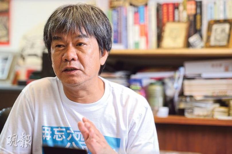 梁國雄不滿早前入獄時被剪去長髮，指懲教署的條文帶性別歧視及損害在囚人士的尊嚴，違反《基本法》及《香港人權法案》有關條文，要求推翻守則及賠償。（黃志東攝）