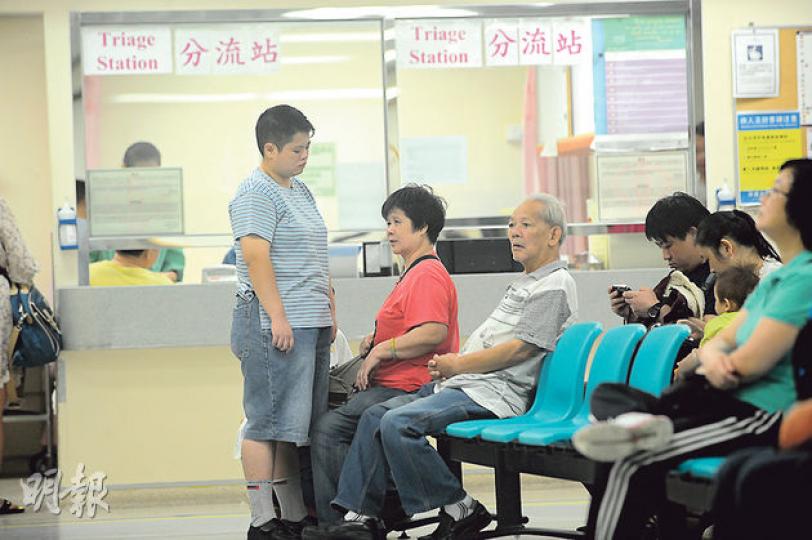 17歲青年行山時昏迷猝死，死者的親友趕往醫院了解，其母（紅衣者）曾嚎哭稱不知兒子昨日在酷熱天氣下去行山。 （樊銳昌攝）