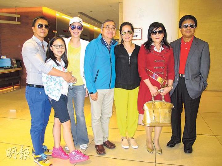 蔡汪兩家相約齊齊探望初生BB，三代同堂喜氣洋洋。甄子丹（左起）、甄濟如、汪詩詩、汪父Daniel、汪母Jennifer、蔡李惠莉及蔡志明。（攝影﹕梁迺楠）加讚長姊蔡加敏，與丈夫馬鴻銘情侶裝出現，大讚姪女夠圓夠可愛。（攝影﹕梁迺楠）蔡加讚外婆即使坐輪椅也要第一時間到醫院見曾孫女。（攝影﹕梁迺楠）甄子丹女兒Jasmine，長得高大漸亭亭玉立，父女感情要好。（攝影﹕梁迺楠）