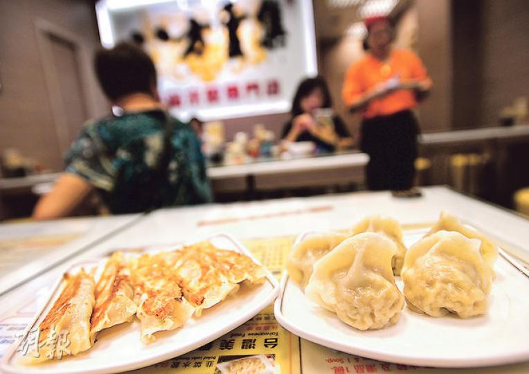 台灣八方雲集咖喱原料含問題紅葱油，即時停售。本港八方雲集亦有售咖喱水餃（右），但未知是否使用同一原料。上圖為佐敦分店。（盧翊銘攝）（明報製圖）