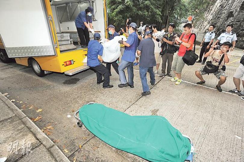 西灣河興東邨興祖樓一對夫妻雙雙燒炭自殺，仵工昨午4時許將兩人的遺體分別用綠色帆布及白色屍袋包裹，舁送殮房。（衛永康攝）（明報製圖）