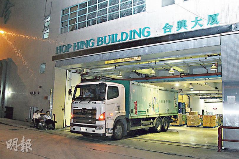 曾購入台灣強冠「精煉配方豬油」的合興食油採購有限公司,跟出產「獅球嘜」、「駱駝嘜」等知名品牌食油的合興食油(香港)有限公司,註冊地址均同為圖中的元朗合興大廈2樓D單位,兩間公司的6人董事名單完全相同。記者昨晚於合興大廈現場所見,有工人仍在裝運食油。(林俊源攝)食物安全中心因應台灣地溝油事件作檢測,暫未發現有問題。食物安全中心顧問醫生何玉賢(圖)昨承認本港檢測與台灣有差異,但指依靠化驗跟進有難度,應從源頭跟進。(林俊源攝) 曾購入台灣強冠「精煉配方豬油」的合興食油採購有限公司,跟出產「獅球嘜」、「駱駝嘜」等知名品牌食油的合興食油(香港)有限公司,註冊地址均同為圖中的元朗合興大廈2樓D單位,兩間公司的6人董事名單完全相同。記者昨晚於合興大廈現場所見,有工人仍在裝運食油。(林俊源攝)食物安全中心因應台灣地溝油事件作檢測,暫未發現有問題。食物安全中心顧問醫生何玉賢(圖)昨承認本港檢測與台灣有差異,但指依靠化驗跟進有難度,應從源頭跟進。(林俊源攝)