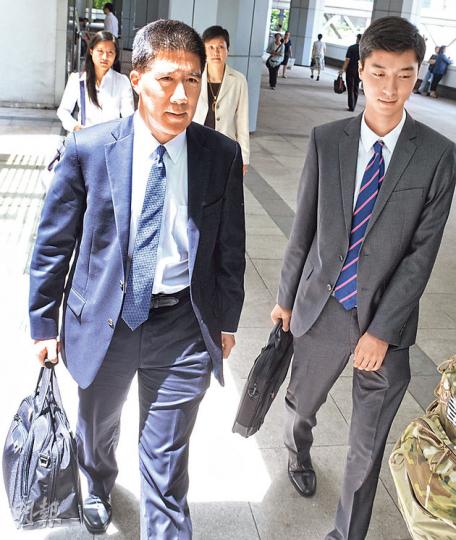 盧光漢(前左)指在畢業禮當日,他以校董身分坐在台上,陳茂波夫婦則以家長身分坐在右方第二至第三行位置,當兒子盧冠中(前右)以領袖生身分上台致辭時,陳氏夫婦立即離座。圖後左為女兒盧亮臻,旁為其母。(劉焌陶攝)陳茂波(圖)昨晨陪同妻子旁聽後,於上午審訊小休期間獨自離開法院。(劉焌陶攝) 盧光漢(前左)指在畢業禮當日,他以校董身分坐在台上,陳茂波夫婦則以家長身分坐在右方第二至第三行位置,當兒子盧冠中(前右)以領袖生身分上台致辭時,陳氏夫婦立即離座。圖後左為女兒盧亮臻,旁為其母。(劉焌陶攝)陳茂波(圖)昨晨陪同妻子旁聽後,於上午審訊小休期間獨自離開法院。(劉焌陶攝)