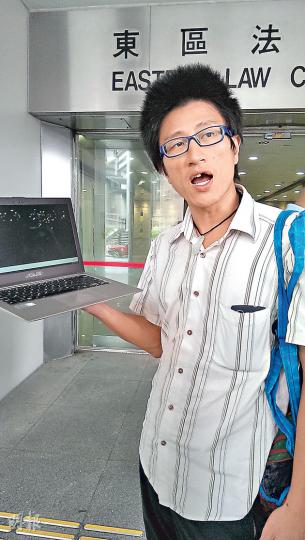 龍心（圖）在庭外被問及是否認識陳家樂時，他表示自己不認識，但「小弟龍心」則有接觸過陳。當記者進一步追問「龍心在哪兒」，他略帶哀傷地回答︰「龍心已經魂歸天國。」（章淑廉攝）