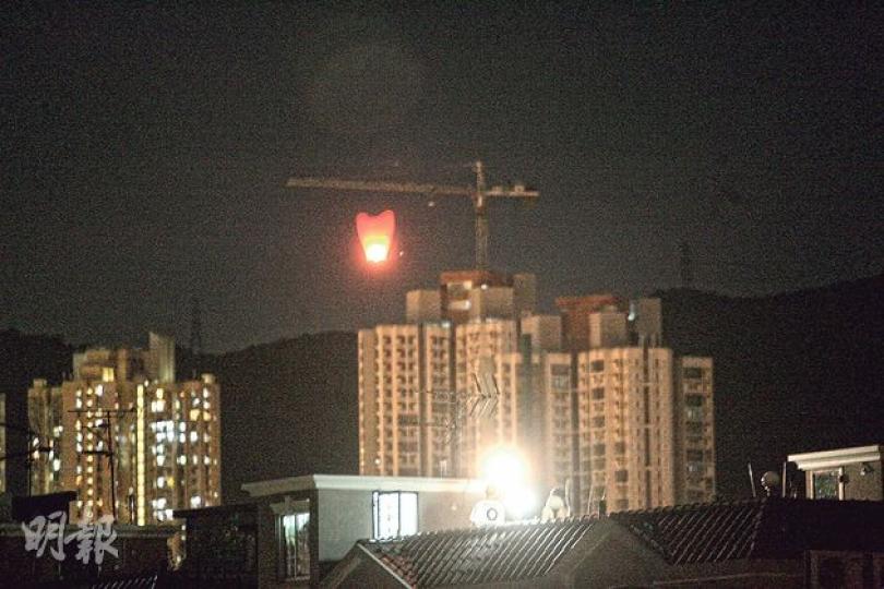 港鐵列車中秋夜在大埔墟站因有孔明燈飄落車頂而導致短路停駛,本報記者昨到新界各區觀察,在上水松柏朗見到有人在村屋天台放孔明燈。(伍浦鋒攝)沙田城門河邊休憩處的纖維長椅,疑因有人煲蠟引起火警而燒毁,地上遺下變形的月餅盒(左下)。(蔡方山攝) 港鐵列車中秋夜在大埔墟站因有孔明燈飄落車頂而導致短路停駛,本報記者昨到新界各區觀察,在上水松柏朗見到有人在村屋天台放孔明燈。(伍浦鋒攝)沙田城門河邊休憩處的纖維長椅,疑因有人煲蠟引起火警而燒毁,地上遺下變形的月餅盒(左下)。(蔡方山攝)