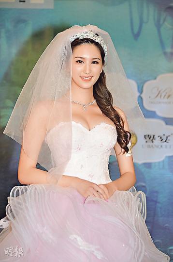 何傲兒谷胸行婚紗騷，性感搶鏡。（攝影﹕鍾偉茵）