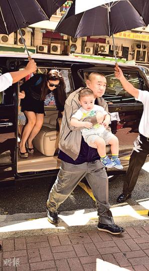 大劉與兒子不但髮型一樣,連樣子也是倒模似的。(攝影/記者:梁迺楠)甘比與女兒劉秀樺同以黑超Look出現,兩母女好合拍。(攝影/記者:梁迺楠)昨日鬍鬚Kong送老婆拉姑到酒樓。(攝影/記者:梁迺楠) 大劉與兒子不但髮型一樣,連樣子也是倒模似的。(攝影/記者:梁迺楠)甘比與女兒劉秀樺同以黑超Look出現,兩母女好合拍。(攝影/記者:梁迺楠)昨日鬍鬚Kong送老婆拉姑到酒樓。(攝影/記者:梁迺楠)