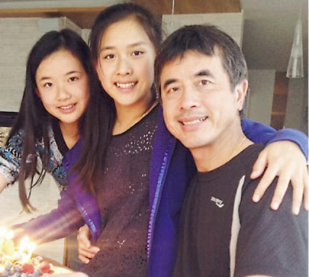 陳冲大女許文婷今年16歲（中），細女許文珊12歲（左），兩小美女已長得婷婷玉立，與父親合照。（微博圖片）陳冲與丈夫Peter多年前與兩女兒的全家福。（微博圖片）陳冲會否考慮讓兩女兒進軍演藝界？（微博圖片）林文龍與郭可盈視女兒Tania如珠如寶。（微博圖片）林文龍帶4歲女兒Tania去大阪旅行，一起坐商務客位。（微博圖片）Kylie視貓咪為一家人。（微博圖片）Kylie小小年紀已學懂如何顧家中的狗狗。（微博圖片）