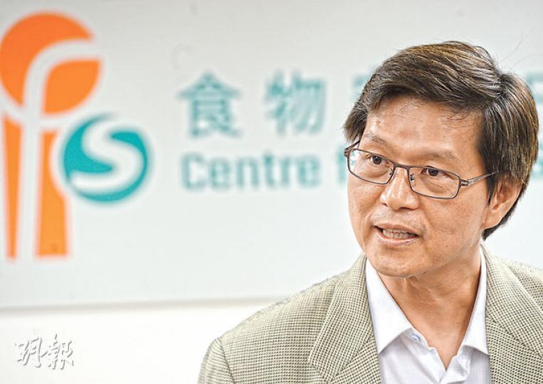 食物安全中心顧問醫生何玉賢指出,「金寶運」涉擅改單據,把原本表明只作「飼料用」之工業用豬油,寫成「適宜人類食用」,轉售予被揭出產劣質豬油的台灣「強冠」。食安中心正徵詢律政司意見,循刑事方向續查。(劉焌陶攝) 食物安全中心顧問醫生何玉賢指出,「金寶運」涉擅改單據,把原本表明只作「飼料用」之工業用豬油,寫成「適宜人類食用」,轉售予被揭出產劣質豬油的台灣「強冠」。食安中心正徵詢律政司意見,循刑事方向續查。(劉焌陶攝)