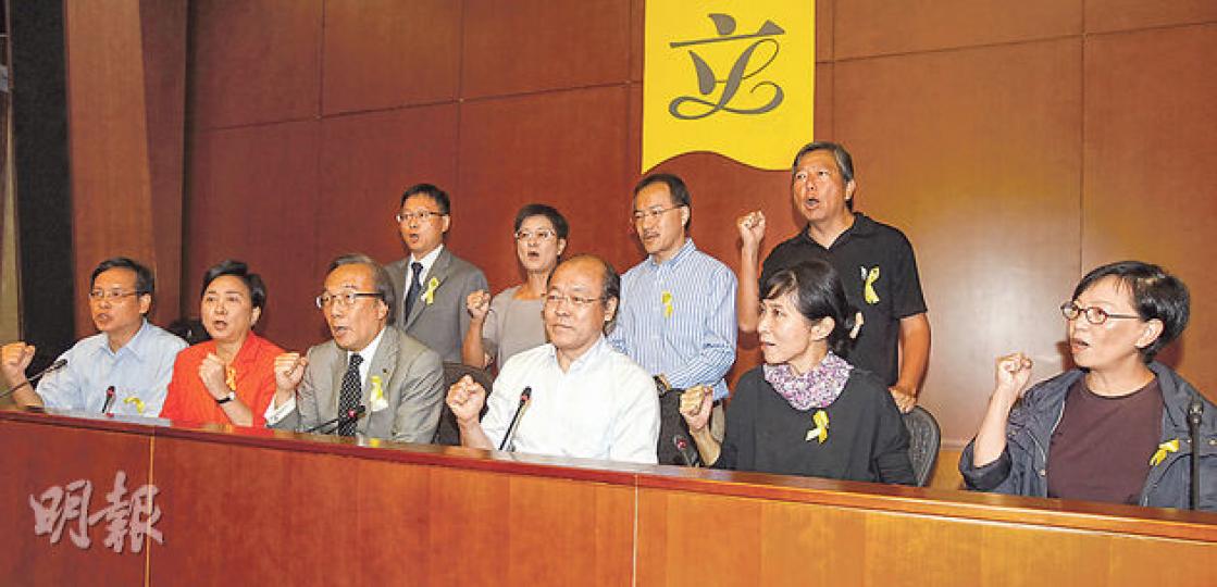 泛民主派「飯盒會」昨日舉行記者會,表明不滿人大常委的政改決定,宣布不會參與港府舉辦的任何第二輪政改諮詢活動。前排右三為召集人馮檢基。(李紹昌攝) 泛民主派「飯盒會」昨日舉行記者會,表明不滿人大常委的政改決定,宣布不會參與港府舉辦的任何第二輪政改諮詢活動。前排右三為召集人馮檢基。(李紹昌攝)