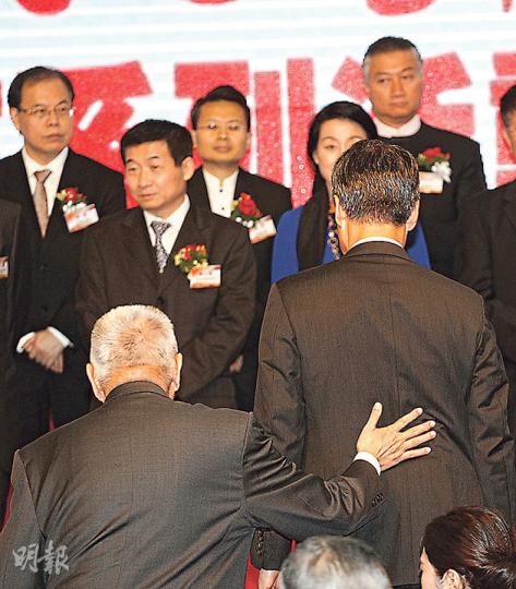 誰挺誰?近期露面撐政改的全國政協副主席董建華(左,背向鏡頭者)同特首梁振英(右,背向鏡頭者)一齊出席國慶活動,上台時董伸手扶CY背部,唔通特首呢個位真係咁難做,要董生出手挺住?(李紹昌攝) 誰挺誰?近期露面撐政改的全國政協副主席董建華(左,背向鏡頭者)同特首梁振英(右,背向鏡頭者)一齊出席國慶活動,上台時董伸手扶CY背部,唔通特首呢個位真係咁難做,要董生出手挺住?(李紹昌攝)