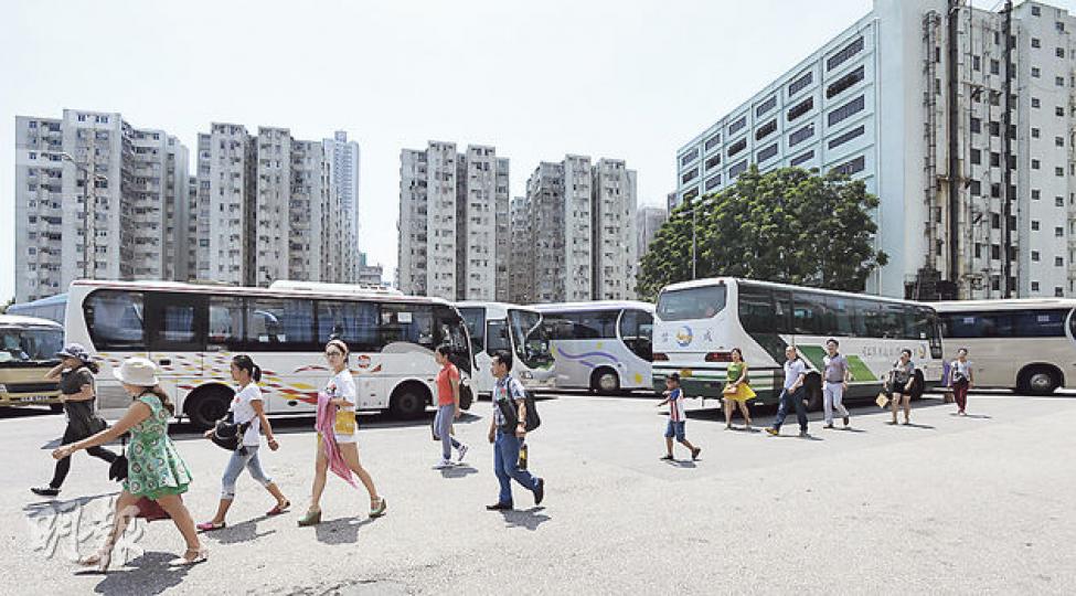 土瓜灣偉恆昌新邨近年儼如旅遊區,因有食肆、表行和朱古力店做內地團生意,每逢旺季便有大量旅遊巴接載旅客,影響當區居民生活。(余俊亮攝) 土瓜灣偉恆昌新邨近年儼如旅遊區,因有食肆、表行和朱古力店做內地團生意,每逢旺季便有大量旅遊巴接載旅客,影響當區居民生活。(余俊亮攝)