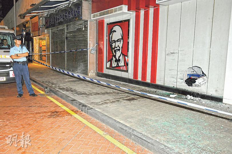 客貨車剷上行人路後,把KFC的辦公室外牆撞穿,留下一個大洞,警員事後封鎖現場調查。(蔡方山攝)涉嫌撞穿牆的客貨車車頭嚴重損毁,肇事司機涉嫌醉駕被捕。(蔡方山攝) 客貨車剷上行人路後,把KFC的辦公室外牆撞穿,留下一個大洞,警員事後封鎖現場調查。(蔡方山攝)涉嫌撞穿牆的客貨車車頭嚴重損毁,肇事司機涉嫌醉駕被捕。(蔡方山攝)