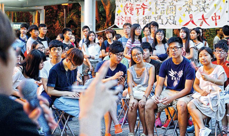 學聯發起9.22大專罷課如箭在弦,中文大學昨晚亦舉行第二次罷課委員會會議,討論罷課集會的細節。中大學生會會長張秀賢表示,會議的反應較上次理想。委員會亦在港鐵大學站入口掛起橫額,並向學生派發單張,宣傳罷課。(盧翊銘攝) 學聯發起9.22大專罷課如箭在弦,中文大學昨晚亦舉行第二次罷課委員會會議,討論罷課集會的細節。中大學生會會長張秀賢表示,會議的反應較上次理想。委員會亦在港鐵大學站入口掛起橫額,並向學生派發單張,宣傳罷課。(盧翊銘攝)