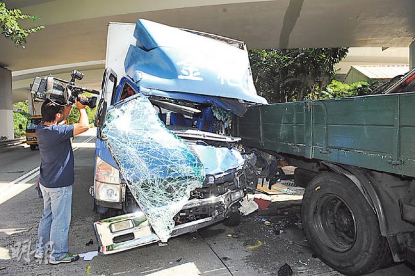 貨車疑扭軚不及,車頭猛撼停在路邊的吊臂車尾,車頭乘客位嚴重毁爛,擋風玻璃幾乎整塊飛脫,跟車工人重傷被困,救出後不治。(蔡方山攝)跟車工人經搶救後不治,其妻子接獲噩耗後傷心痛哭,在醫院一度暈倒。(林智傑攝) 貨車疑扭軚不及,車頭猛撼停在路邊的吊臂車尾,車頭乘客位嚴重毁爛,擋風玻璃幾乎整塊飛脫,跟車工人重傷被困,救出後不治。(蔡方山攝)跟車工人經搶救後不治,其妻子接獲噩耗後傷心痛哭,在醫院一度暈倒。(林智傑攝)
