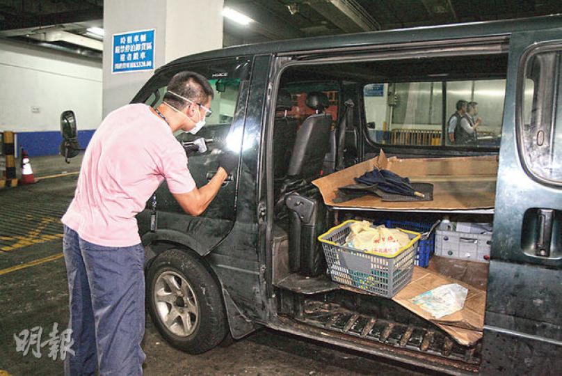 O記探員發現報失的客貨車,拘捕偷車賊後,在車上蒐證。 (伍浦鋒攝) O記探員發現報失的客貨車,拘捕偷車賊後,在車上蒐證。 (伍浦鋒攝)