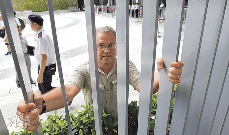 外籍傳道人Bob Kraft擬入稟法院,挑戰行政署在公民廣場(即政府總部東翼前的空地)加設圍欄、要求集會須提前申請等決定。(李紹昌攝) 外籍傳道人Bob Kraft擬入稟法院,挑戰行政署在公民廣場(即政府總部東翼前的空地)加設圍欄、要求集會須提前申請等決定。(李紹昌攝)