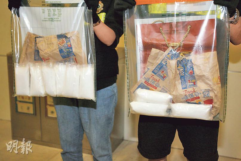 兩名少年利用麥當勞快餐店的紙袋載着共重2.3公斤的「K仔」氯胺酮,以為可瞞天過海運毒,結果被截查拘捕。(伍浦鋒攝)14歲中二男生(中)報稱昨日已向學校請假,犯案時僅穿T恤短褲,卻因抱着載毒的快餐店紙袋惹起巡邏關員注視,結果落網。(伍浦鋒攝)15歲輟學少年(中)昨日雖沒拿着任何毒品,但海關相信他有份參與犯案,同樣被捕。(伍浦鋒攝) 兩名少年利用麥當勞快餐店的紙袋載着共重2.3公斤的「K仔」氯胺酮,以為可瞞天過海運毒,結果被截查拘捕。(伍浦鋒攝)14歲中二男生(中)報稱昨日已向學校請假,犯案時僅穿T恤短褲,卻因抱着載毒的快餐店紙袋惹起巡邏關員注視,結果落網。(伍浦鋒攝)15歲輟學少年(中)昨日雖沒拿着任何毒品,但海關相信他有份參與犯案,同樣被捕。(伍浦鋒攝)
