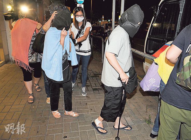 警方在黃大仙搗破網上百家樂及麻將賭檔,被捕者包括88歲、拄拐杖及腳貼藥膏的婆婆。(蔡方山攝) 警方在黃大仙搗破網上百家樂及麻將賭檔,被捕者包括88歲、拄拐杖及腳貼藥膏的婆婆。(蔡方山攝)
