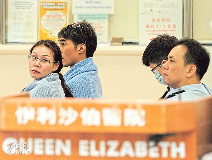 餵貓婦人與六旬男子打架後,兩人同告受傷及被捕,分別送院等候診治。(蔡方山攝)嚇走流浪貓的男子,與餵貓婦人打架後,嘴及額頭等多處受傷。(蔡方山攝) 餵貓婦人與六旬男子打架後,兩人同告受傷及被捕,分別送院等候診治。(蔡方山攝)嚇走流浪貓的男子,與餵貓婦人打架後,嘴及額頭等多處受傷。(蔡方山攝)
