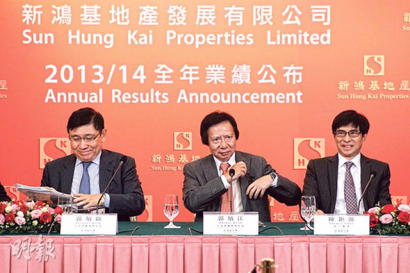 新地聯席主席郭炳江(右)表示,新一年度的售樓目標可達320億元,較剛過去的6月底年度的277億元售樓收益為高。旁為新地聯席主席郭炳聯。(林俊源攝) 新地聯席主席郭炳江(右)表示,新一年度的售樓目標可達320億元,較剛過去的6月底年度的277億元售樓收益為高。旁為新地聯席主席郭炳聯。(林俊源攝)
