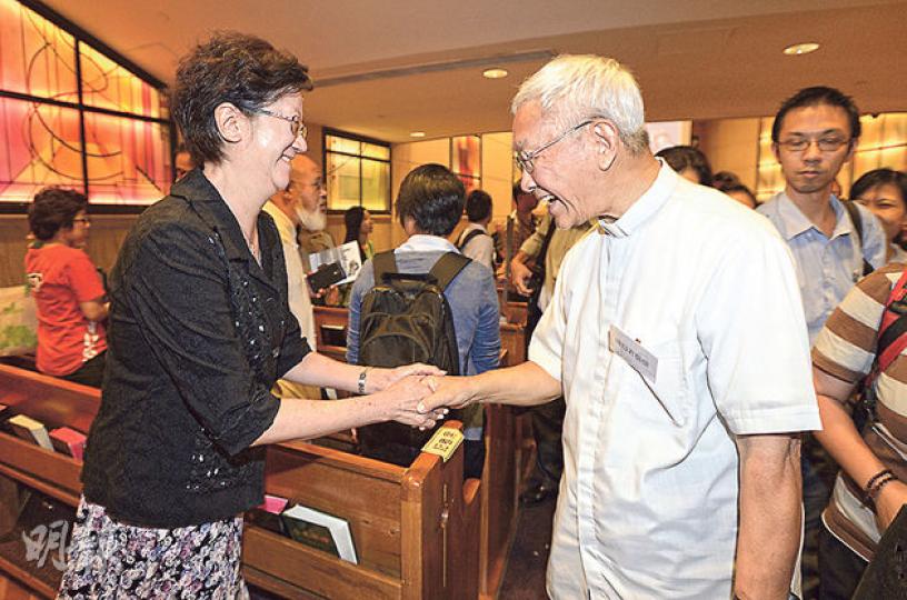 天主教香港教區榮休主教陳日君樞機(右)昨晚出席「基督徒守望香港祈禱會」,他在會上分享時說不會接受「假東西」,也不會「袋住先」。不少信徒事後向他握手問好。(余俊亮攝) 天主教香港教區榮休主教陳日君樞機(右)昨晚出席「基督徒守望香港祈禱會」,他在會上分享時說不會接受「假東西」,也不會「袋住先」。不少信徒事後向他握手問好。(余俊亮攝)