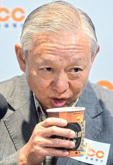 港區人大代表、前保安局長李少光(圖)昨日接受數碼電台(DBC)訪問,說明白人大就特首普選的決定令部分港人失望,他認為方案雖然保守,但可接受。(盧翊銘攝) 港區人大代表、前保安局長李少光(圖)昨日接受數碼電台(DBC)訪問,說明白人大就特首普選的決定令部分港人失望,他認為方案雖然保守,但可接受。(盧翊銘攝)