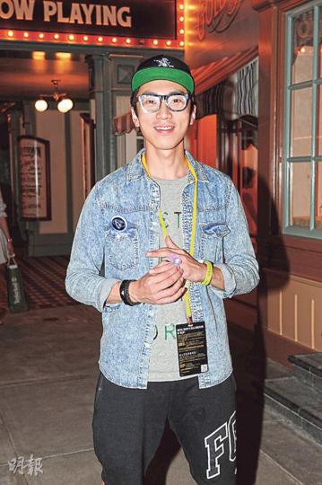 陸永到樂園玩,不忘拿一對閃燈戒指「代替」婚戒補數。(攝影﹕鍾偉茵) 陸永到樂園玩,不忘拿一對閃燈戒指「代替」婚戒補數。(攝影﹕鍾偉茵)