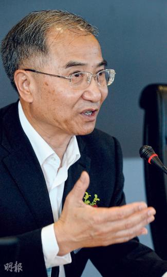 基本法委員會委員饒戈平昨在港出席一個有關人大常委會就政改作出決定的研討會,被問到香港有學生罷課時,他稱社會有責任引導中學生理解《基本法》及人大常委會的決定,讓他們成年後自行判斷。(劉焌陶攝)一批將參加罷課的中學生,昨在政府總部外宣讀罷課宣言。他們以紅布蒙着眼睛,寓意人大常委會對政改的決定蒙蔽學生雙眼。他們宣讀宣言後除下紅布,表示希望不再被蒙蔽。部分學生穿著校服出席,如迦密愛禮信中學的學生(右一)。(李紹昌攝) 基本法委員會委員饒戈平昨在港出席一個有關人大常委會就政改作出決定的研討會,被問到香港有學生罷課時,他稱社會有責任引導中學生理解《基本法》及人大常委會的決定,讓他們成年後自行判斷。(劉焌陶攝)一批將參加罷課的中學生,昨在政府總部外宣讀罷課宣言。他們以紅布蒙着眼睛,寓意人大常委會對政改的決定蒙蔽學生雙眼。他們宣讀宣言後除下紅布,表示希望不再被蒙蔽。部分學生穿著校服出席,如迦密愛禮信中學的學生(右一)。(李紹昌攝)