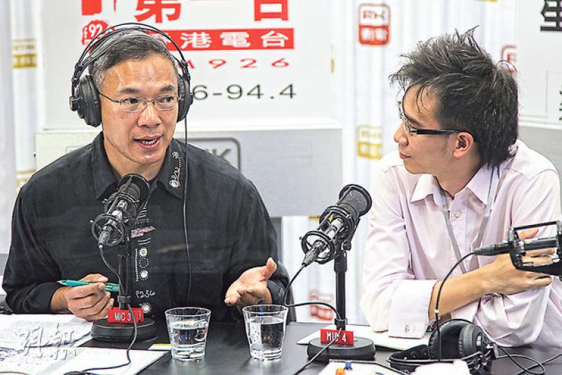 立法會議員謝偉俊(左)建議引進發牌制度,強制廢油回收商領牌營運,而回收廢食油製生物柴油的倡威科技公司營運總監黃耀光(右)表示,部分回收商的出高價收廢油,但又不是用作環保用途。(林俊源攝) 立法會議員謝偉俊(左)建議引進發牌制度,強制廢油回收商領牌營運,而回收廢食油製生物柴油的倡威科技公司營運總監黃耀光(右)表示,部分回收商的出高價收廢油,但又不是用作環保用途。(林俊源攝)