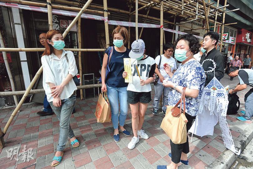 23歲搭棚工人觸電身亡,其家人昨日到肇事現場拜祭,其中死者胞妹(戴帽者)拿着兄長遺照。 (衛永康攝) 23歲搭棚工人觸電身亡,其家人昨日到肇事現場拜祭,其中死者胞妹(戴帽者)拿着兄長遺照。 (衛永康攝)