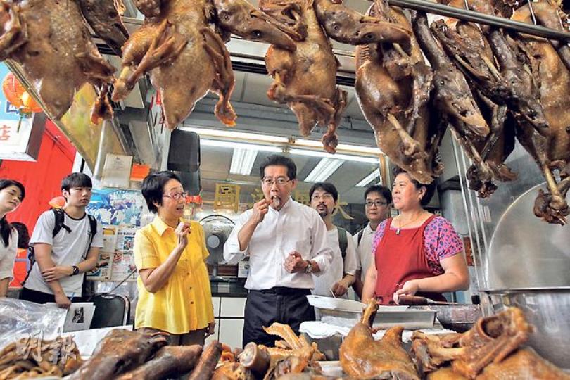 商務及經濟發展局長蘇錦樑(圖中白衣者)昨應工聯會立法會議員陳婉嫻(黃衣者)邀請,視察九龍城6間潮式商舖,並試吃潮州食物,其間店東向蘇訴說加租之苦,蘇回應商戶要自救,又指區內有商戶轉型後成功突圍。(李紹昌攝) 商務及經濟發展局長蘇錦樑(圖中白衣者)昨應工聯會立法會議員陳婉嫻(黃衣者)邀請,視察九龍城6間潮式商舖,並試吃潮州食物,其間店東向蘇訴說加租之苦,蘇回應商戶要自救,又指區內有商戶轉型後成功突圍。(李紹昌攝)