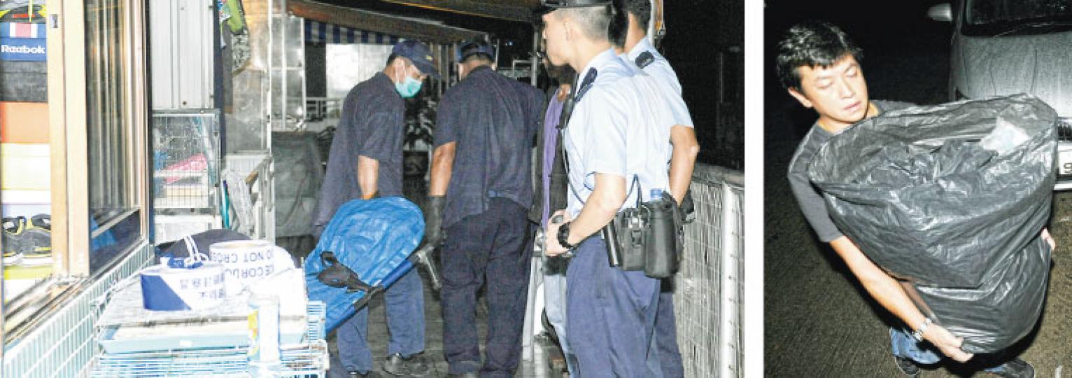 警方到案發村屋調查,證實女死者當場身亡,但未能確定死因,至昨凌晨2時許,死者遺體舁送殮房等候剖驗(左圖),其後警方檢走多袋涉案證物帶署(右圖)。 (蔡方山攝) 警方到案發村屋調查,證實女死者當場身亡,但未能確定死因,至昨凌晨2時許,死者遺體舁送殮房等候剖驗(左圖),其後警方檢走多袋涉案證物帶署(右圖)。 (蔡方山攝)
