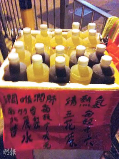 那晚夜市有兩檔專售飲品的,一檔是冰鎮咖啡、奶茶及凍檸水等,檸水加入鮮榨檸檬汁。另一檔是涼茶,一個發泡膠盒,放兩大塊冰,檔主只賣「南北杏竹蔗水」及「五花茶」,十六元一大支,有七百毫升。檔主說其父母,早在二十年前已在上水擺賣。據說經常有一珍珠奶茶檔,早在珍珠奶茶剛剛在香港冒起時已經存在,可惜當晚無緣看見。(蔡琇莹攝)一支支被班㦸(Q餅)捲着的腸仔,放在鐵板上烘。這檔Q餅有鹹有甜,有芝士、粟米和吞拿魚餡料,也有香蕉朱古力醬棉花糖餡。除了腸仔卷是預先製成,其他Q餅都是即叫即煎,再加上選擇的配料。(蔡琇莹 那晚夜市有兩檔專售飲品的,一檔是冰鎮咖啡、奶茶及凍檸水等,檸水加入鮮榨檸檬汁。另一檔是涼茶,一個發泡膠盒,放兩大塊冰,檔主只賣「南北杏竹蔗水」及「五花茶」,十六元一大支,有七百毫升。檔主說其父母,早在二十年前已在上水擺賣。據說經常有一珍珠奶茶檔,早在珍珠奶茶剛剛在香港冒起時已經存在,可惜當晚無緣看見。(蔡琇莹攝)一支支被班㦸(Q餅)捲着的腸仔,放在鐵板上烘。這檔Q餅有鹹有甜,有芝士、粟米和吞拿魚餡料,也有香蕉朱古力醬棉花糖餡。除了腸仔卷是預先製成,其他Q餅都是即叫即煎,再加上選擇的配料。(蔡琇莹