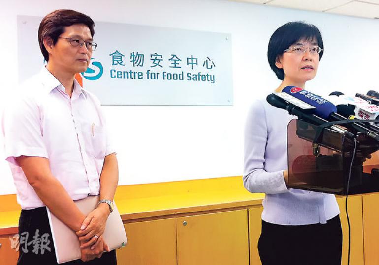 食環署長劉利群(右)昨日公布,引用《食物安全條例》發出食物安全令,即時禁止今年3月1日或以後台灣強冠生產的油品進口香港,本港進口、分銷及零售商要在14日內回收強冠豬油及相關製品銷毁,否則商戶要負上刑責。旁為署理食物安全專員何玉賢。(邱雅錡攝) 食環署長劉利群(右)昨日公布,引用《食物安全條例》發出食物安全令,即時禁止今年3月1日或以後台灣強冠生產的油品進口香港,本港進口、分銷及零售商要在14日內回收強冠豬油及相關製品銷毁,否則商戶要負上刑責。旁為署理食物安全專員何玉賢。(邱雅錡攝)