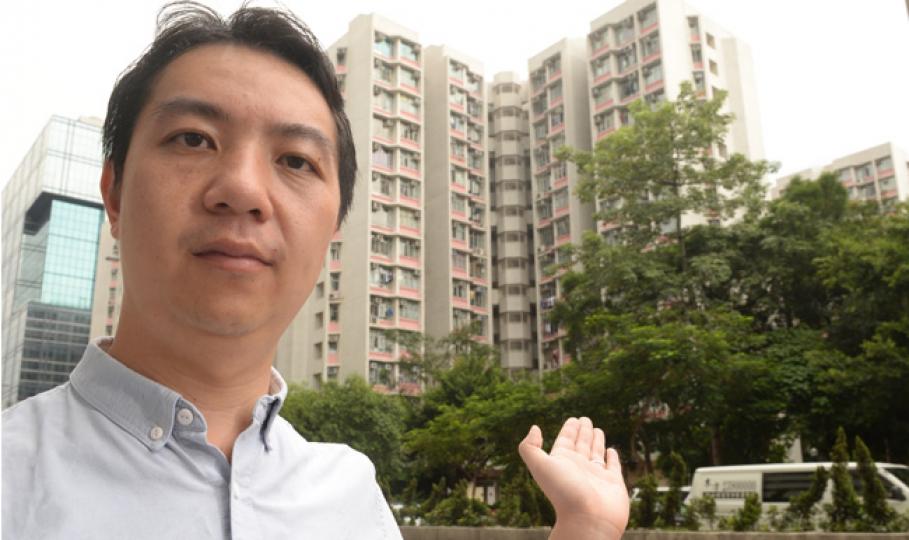 工料測量師林偉文表示,現時家庭月入約5萬元,與妻子租住深水埗私樓,為了家庭將來,他曾尋找區內不少已補價的居屋及私樓,包括長沙灣居屋怡靖苑(圖後),但樓價高得難以負擔。他已向公司申請降職減薪,以符合申請資格申請年底的新居屋。(劉焌陶攝) 工料測量師林偉文表示,現時家庭月入約5萬元,與妻子租住深水埗私樓,為了家庭將來,他曾尋找區內不少已補價的居屋及私樓,包括長沙灣居屋怡靖苑(圖後),但樓價高得難以負擔。他已向公司申請降職減薪,以符合申請資格申請年底的新居屋。(劉焌陶攝)