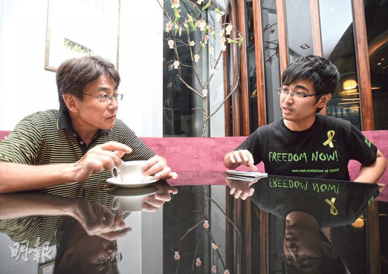 教聯會會長黃均瑜(左)認為罷課目前有問題,斷言罷課不會有成果,但學聯秘書長周永康(右)說「不做必敗無疑」,仍寄望一線生機。黃均瑜認為中央也要為中港問題負責,至於可如何負責?他說「應多些找周永康傾吓偈」。轉頭即問周會否願意入中聯辦見京官,更稱可為學聯拉線與港府官員私下「傾吓偈」,周永康則表示學聯只會作公開對話。(盧翊銘攝) 教聯會會長黃均瑜(左)認為罷課目前有問題,斷言罷課不會有成果,但學聯秘書長周永康(右)說「不做必敗無疑」,仍寄望一線生機。黃均瑜認為中央也要為中港問題負責,至於可如何負責?他說「應多些找周永康傾吓偈」。轉頭即問周會否願意入中聯辦見京官,更稱可為學聯拉線與港府官員私下「傾吓偈」,周永康則表示學聯只會作公開對話。(盧翊銘攝)