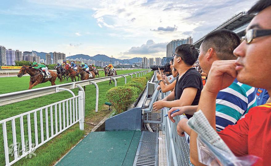 2014至2015年度馬季開鑼日,全日共10場賽事,第3場為重頭戲「香港特區行政長官盃」。(葉家豪攝)重慶金小姐(左)與盛小姐(右)二人小試牛刀,合共下注40多元。雖然輸了,但二人都覺得挺有意思,氣氛很好。(黎明芝攝)71歲梁伯是馬場常客。他指今年開鑼日人數較上年多,搭港鐵亦要等多兩班,現場氣氛則如上年般熱鬧。 (黎明芝攝) 2014至2015年度馬季開鑼日,全日共10場賽事,第3場為重頭戲「香港特區行政長官盃」。(葉家豪攝)重慶金小姐(左)與盛小姐(右)二人小試牛刀,合共下注40多元。雖然輸了,但二人都覺得挺有意思,氣氛很好。(黎明芝攝)71歲梁伯是馬場常客。他指今年開鑼日人數較上年多,搭港鐵亦要等多兩班,現場氣氛則如上年般熱鬧。 (黎明芝攝)
