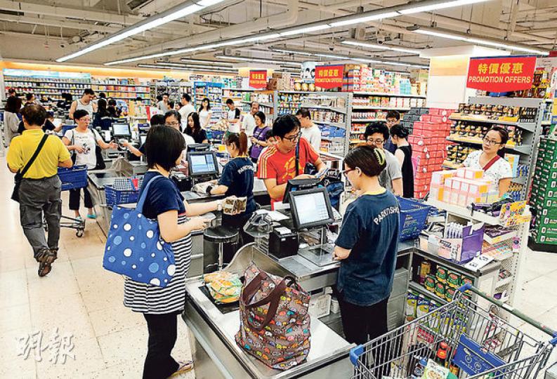 沙田第一城居民昨發起罷買百佳行動,昨午百佳加開多個收銀櫃位,14個收銀處開了9個,人流增加時更加至12個(圖),未見人龍。(盧翊銘攝) 沙田第一城居民昨發起罷買百佳行動,昨午百佳加開多個收銀櫃位,14個收銀處開了9個,人流增加時更加至12個(圖),未見人龍。(盧翊銘攝)